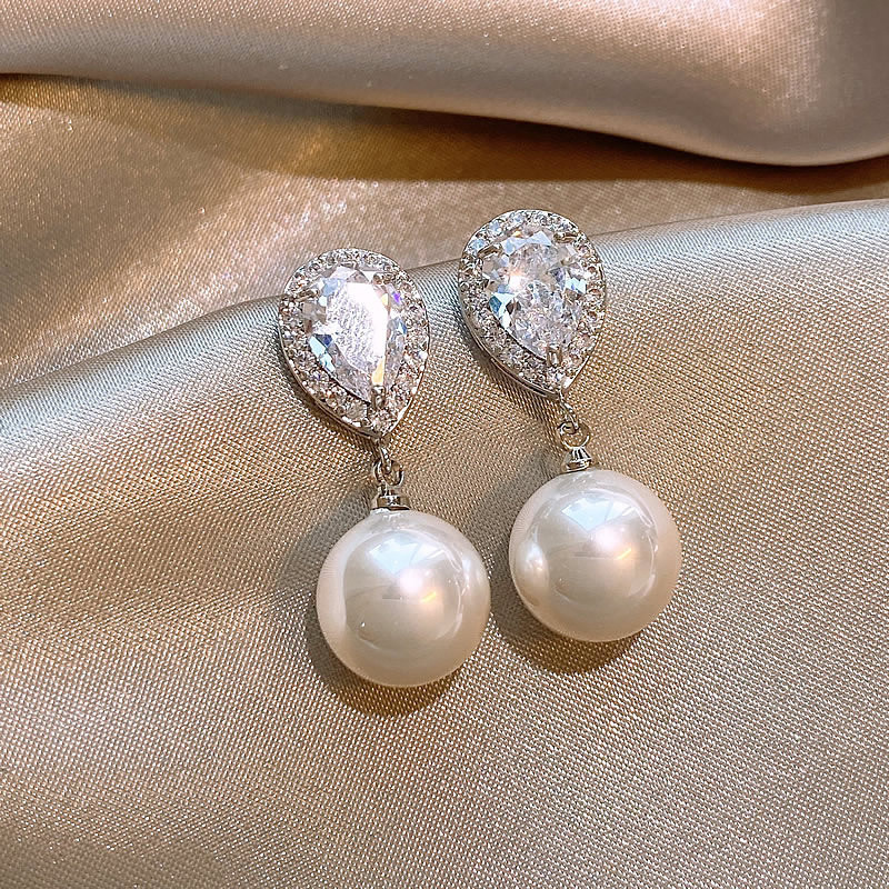 Pendientes de aleación Pendientes de alta calidad de perlas para mujer Pendientes exagerados de temperamento de lujo ligero coreano Pendientes largos con borlas al por mayor