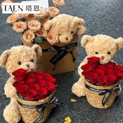 ネットの赤い熊は抱っこの桶の草を抱いて花のかごの仙子のキスのバラの花束の誕生日の包装の材料の花芸の花屋を編みます。