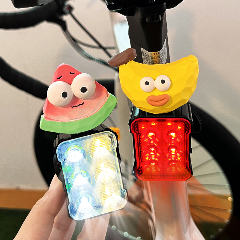 自転車ライトのヘッドライトの強い光の夜はテールライトに乗ります。|undefined
