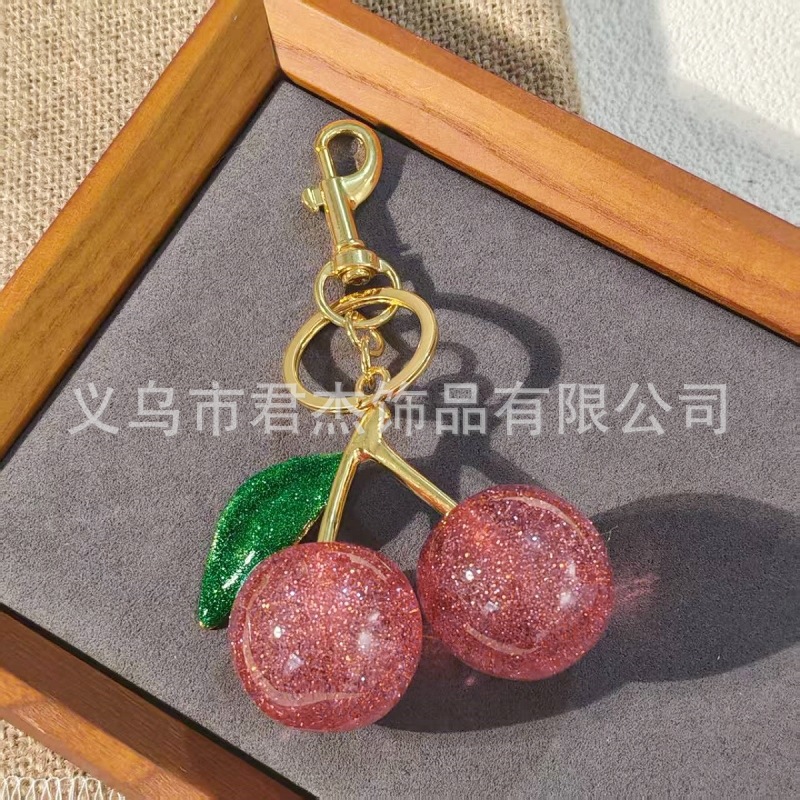 さくらんぼのキーホルダーアクセサリーのバッグのストラップがおしゃれで美しい水晶樹脂車センチ車のキーホルダーの女性