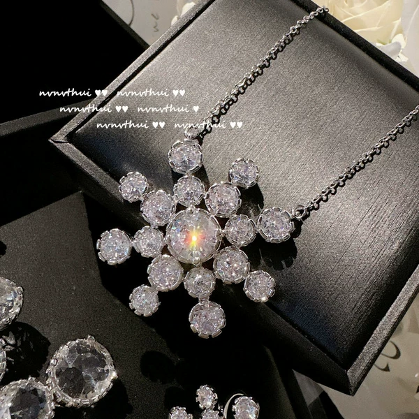 3305Y Snowflake Arranged Zircon Necklace