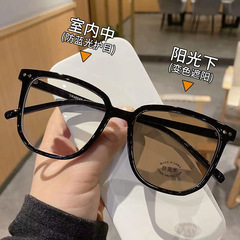 黒枠のメガネは近視の変色ができます。