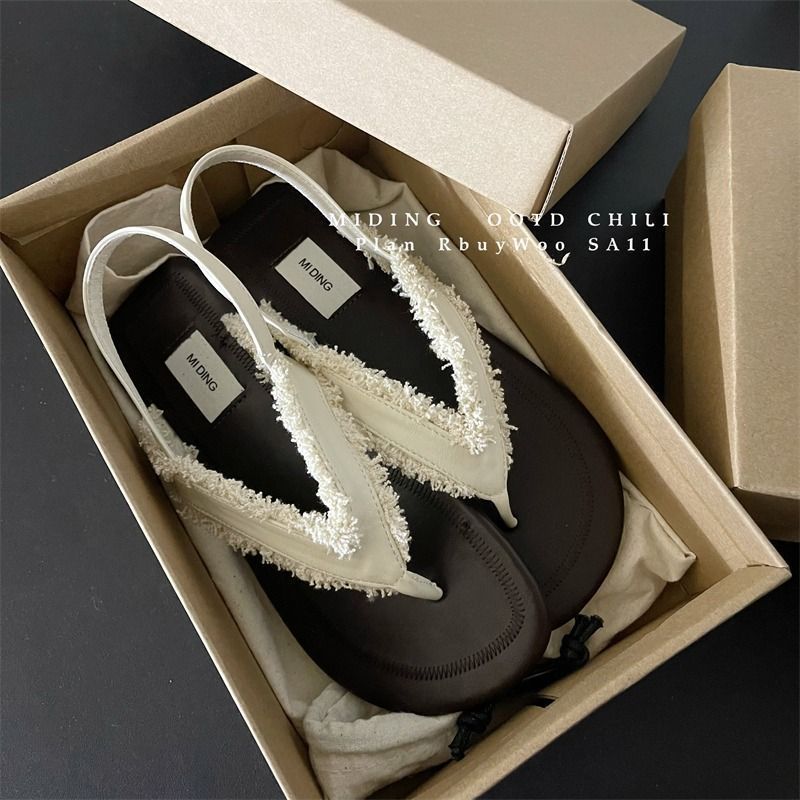Universal retro beach footwear