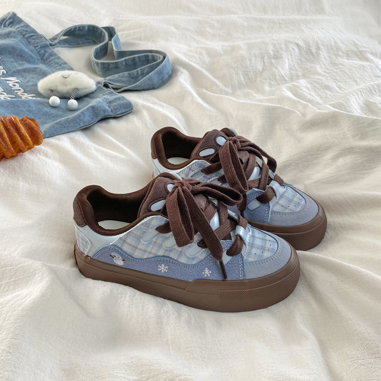 Zapatos deportivos blancos con suela gruesa, ajuste universal, otoño de 2025 nuevos zapatos de pan de nicho, zapatos de skate casuales retro cómodos para mujeres