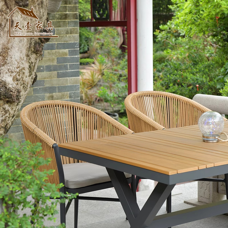 Mesa y silla de patio al aire libre, madera plástica, casa nórdica, patio al aire libre, jardín al aire libre, balcón, combinación de terraza de ocio