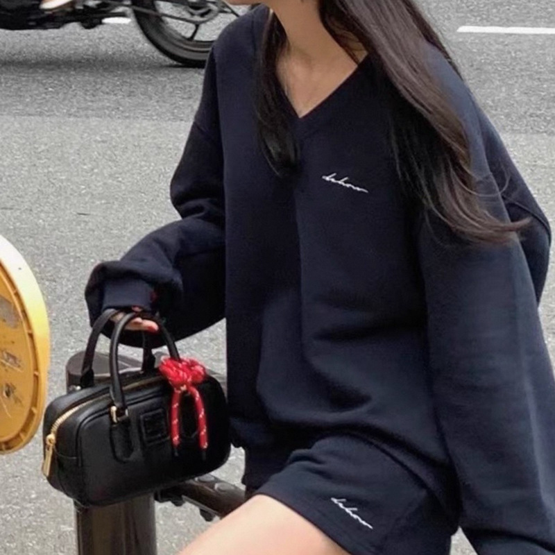 现货露思许妍同款韩国小众潮牌字母刺绣简约V领宽松休闲卫衣上衣|undefined