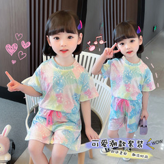 夏の新型の笑顔は小さい中の子供のかわいい女の子を染めます。