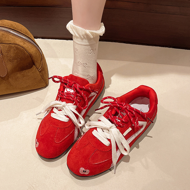 Gato y sofá 2025 primavera y verano nuevo estilo/zapatos de manzana zapatos de carreras de suela fina roja nueva pareja zapatos de entrenamiento alemán mujeres