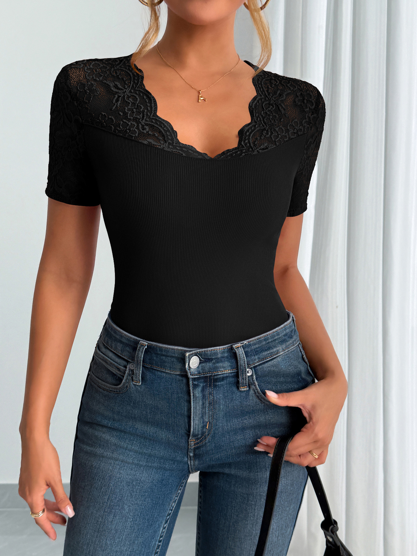 Elegante t-shirt da donna a maniche corte con dettagli in pizzo_voghion.com