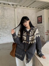 2025新款复古费尔岛牛角扣连帽毛衣女装秋冬别致宽松显瘦开衫上衣