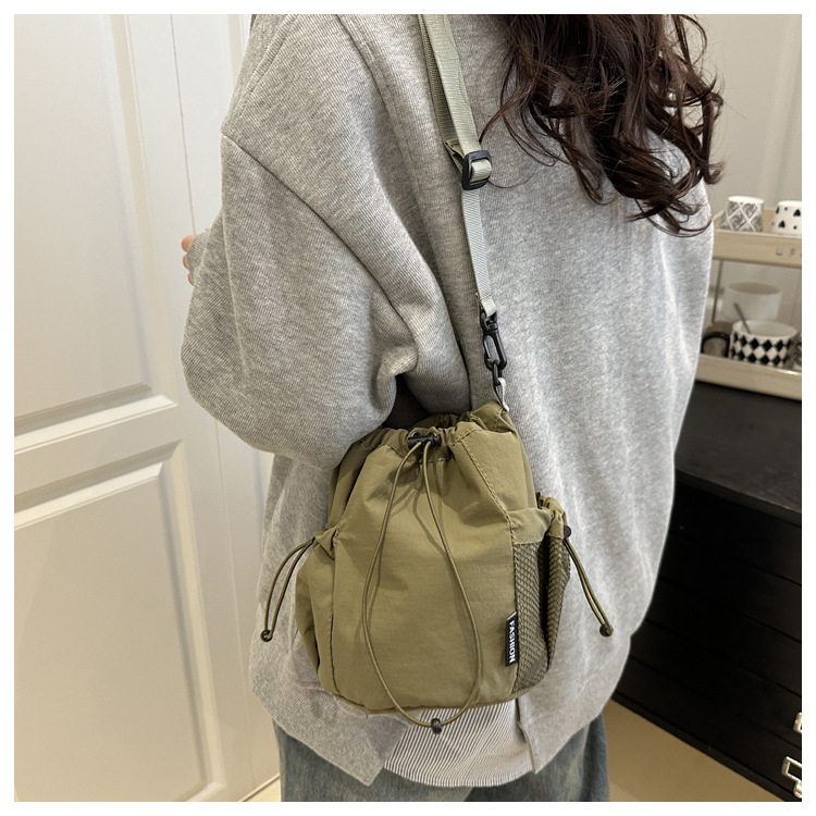 Cross-Border Casual Solid Color Women's Bag Lightweight Shoulder Bag 2025 New Model Simple Solid Color Crossbody Bucket Bag Wholesale