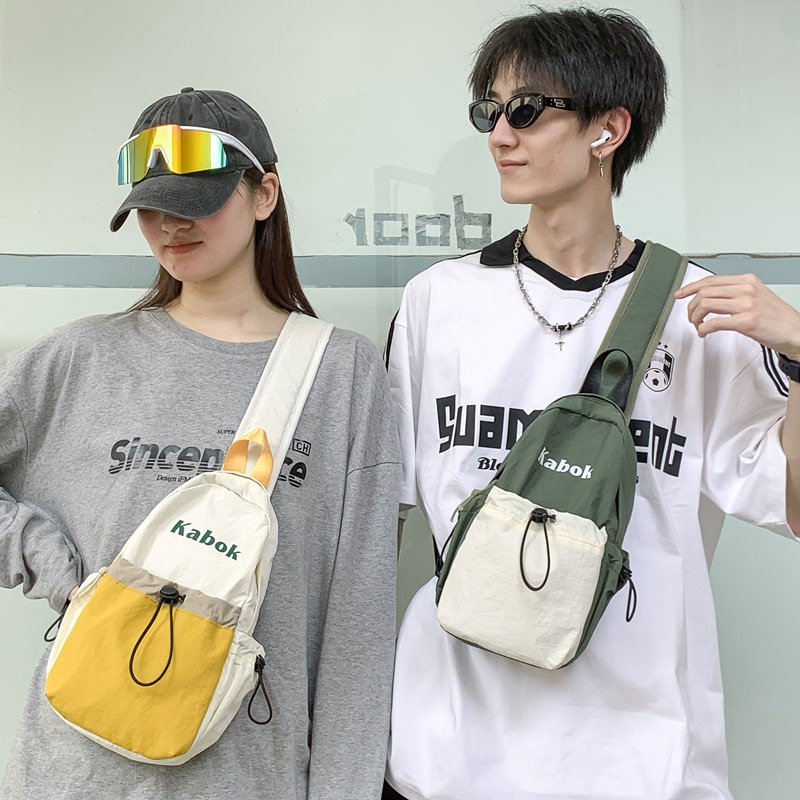 Nuevo bolso de pecho de pareja de moda para hombres y mujeres, bolso de hombro antisalpicaduras de color de contraste simple, bolso de mensajero fresco pequeño casual