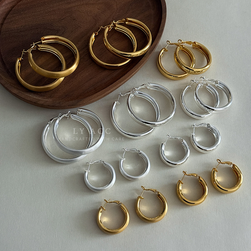 Classic Circular Earrings with a Smooth Polished Finish, Vintage Style, High-End Cool Luster, Geometric Minimalist, Light Luxury Fashion Earrings