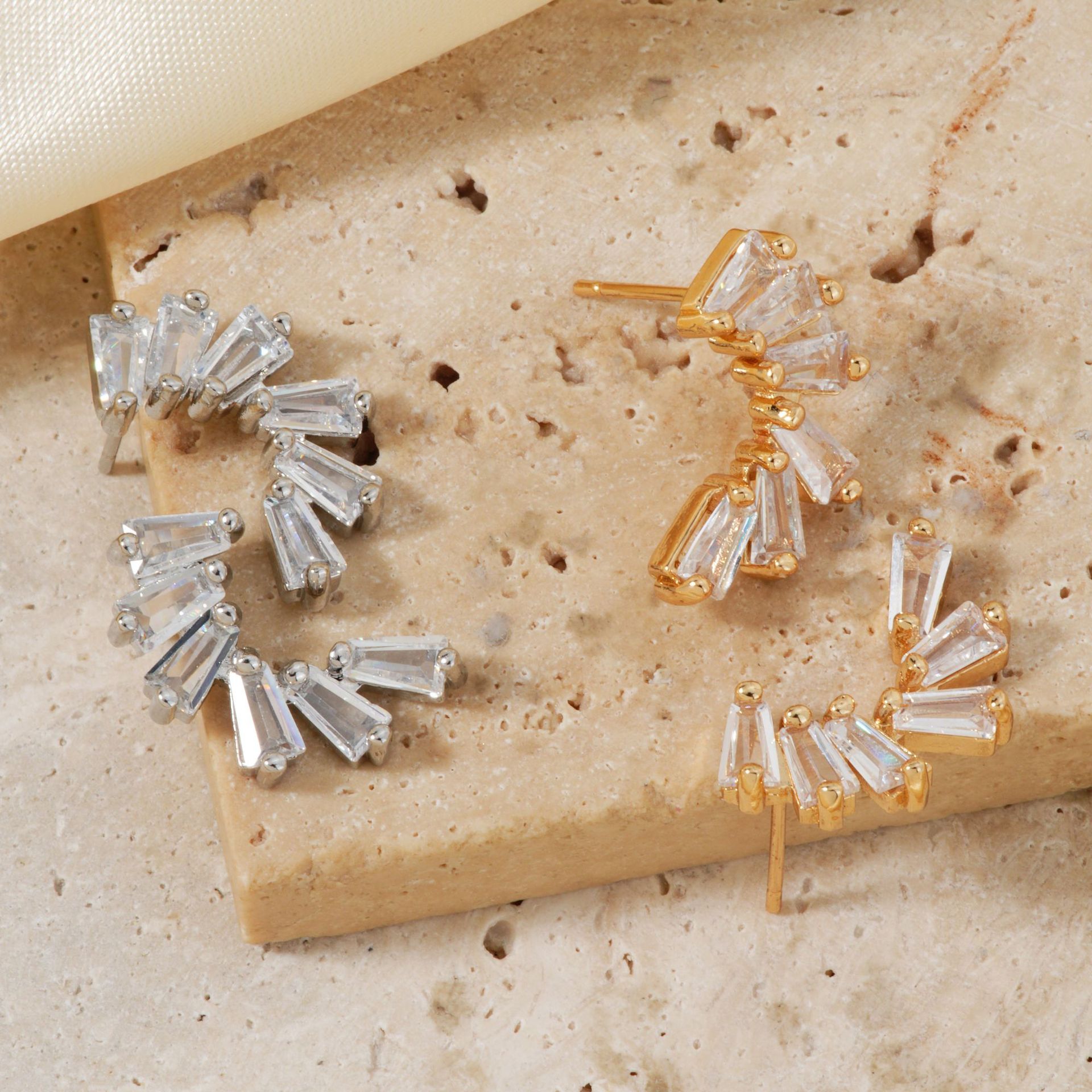Cubic Zirconia And Pearl Stud Earrings For Everyday Elegance_voghion.com
