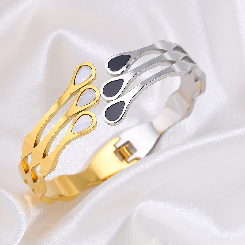 Europa y los Estados Unidos de moda hipster 18k oro blanco y negro pulsera de conchas de mujer versión coreana simple amiga pulsera de acero de titanio venta directa