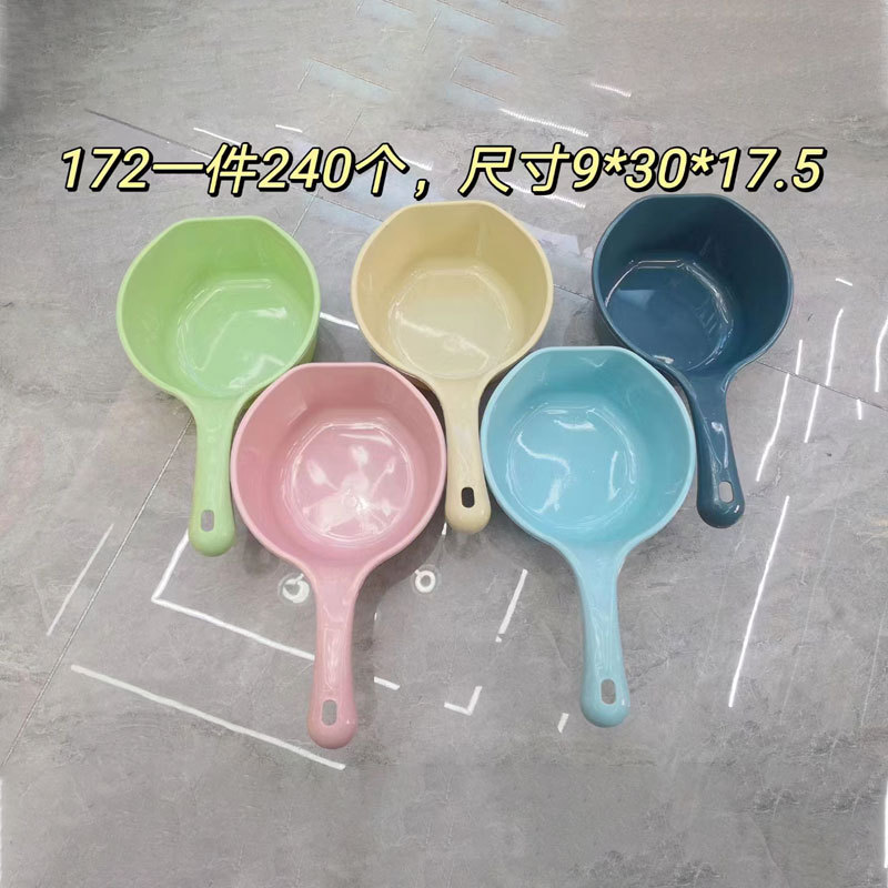 Hogar plástico mango largo colgante agua cuchara cocina agua cuchara engrosada grandes niños bebé baño cucharón al por mayor