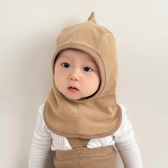 秋冬の赤ちゃんの帽子の小さい恐竜の赤ちゃんは粒の絨毯を揺らして防風します。