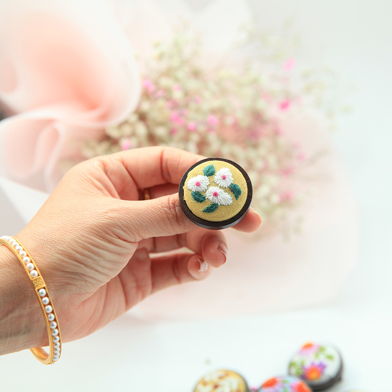 Bordado hecho a mano DIY creativo broche joyería de dibujos animados lindo insignia accesorios niños pareja regalo