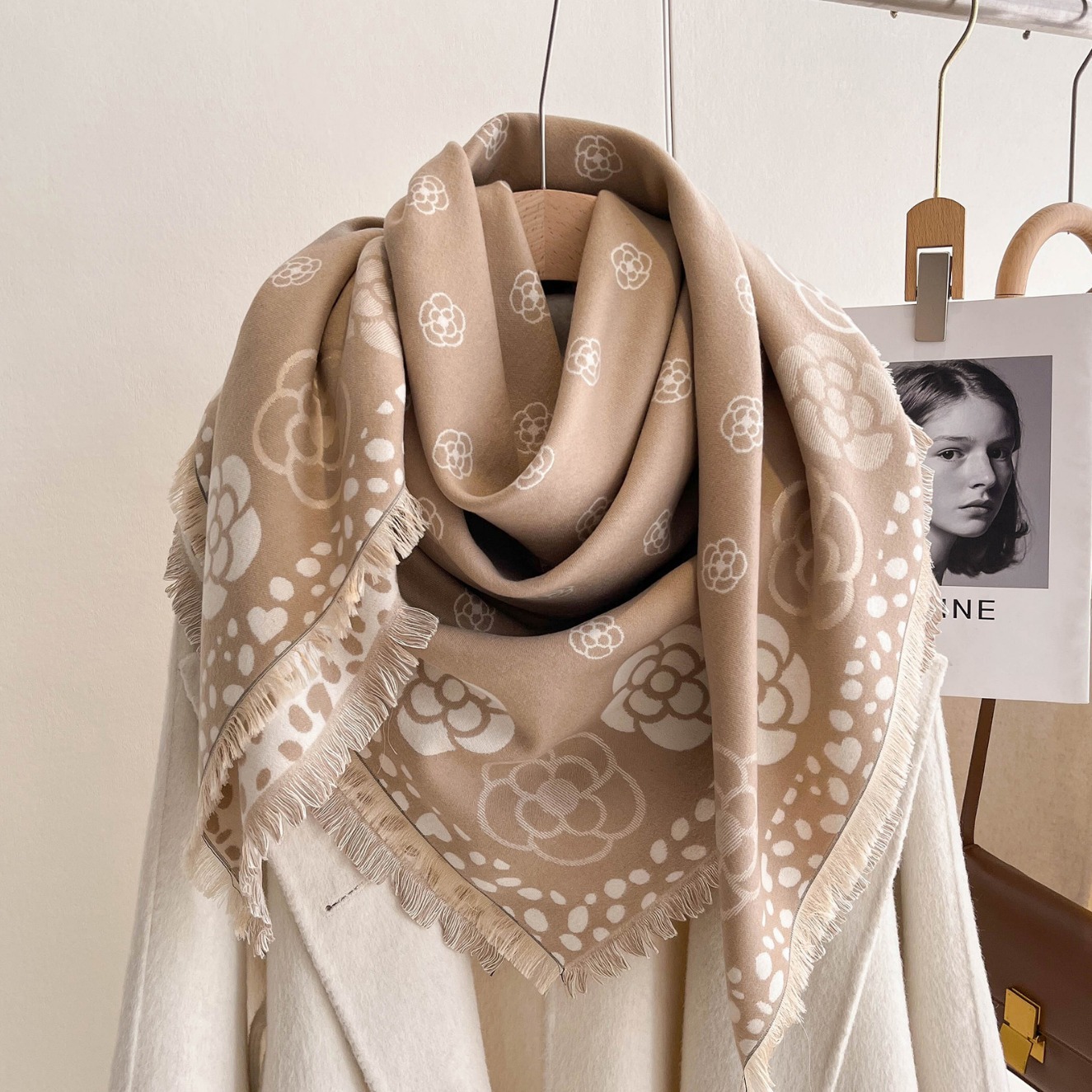 Camellia clásica bufandas de cachemira otoño y invierno versátiles engrosadas y cálidas con un pequeño pañuelo de viento fragante para mujeres