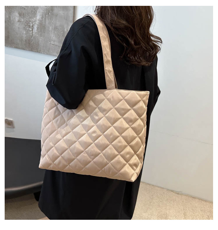 A new large-capacity diamond-shaped commuter handbag and fashionable single-shoulder tote bag for women in the niche cotton-padded jacket bag for autumn and winter 2024 undefined