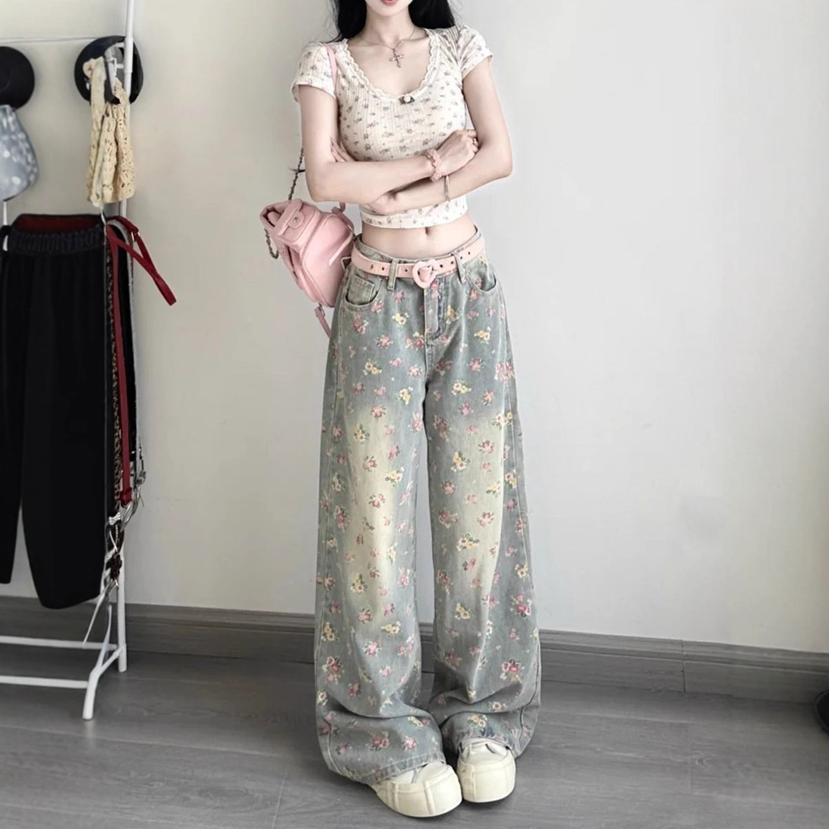 Neue Damenjeans im amerikanischen Retro-Stil mit Blumenmuster, hohem Bund und weitem Bein, locker fallend und figurformend – Modell 2026._voghion.com