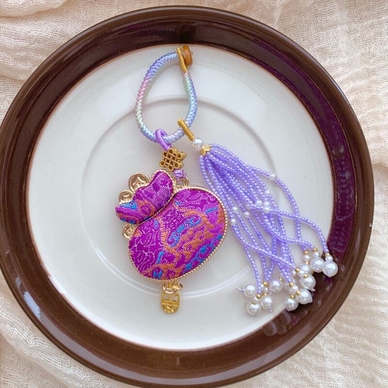 Practically Identical to the One from Putuo Mountain, the Small Money Bag in Imitation of Song Dynasty Brocade, a Lucky Bag with Tassels, a National-Style Pendant, a Bag Charm, a Car Hanging Ornament, and a Brocade Hanging Ornament