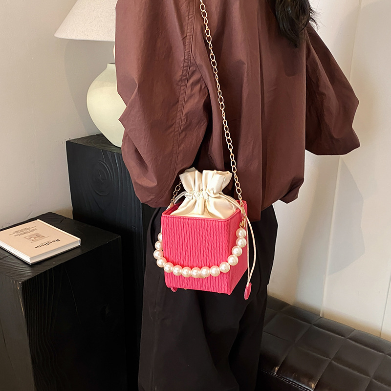 Una pequeña cadena de viento de fragancia tejida simple mochila casual, estilo de viaje coreano mini bolso de cubo, bolso de perla
