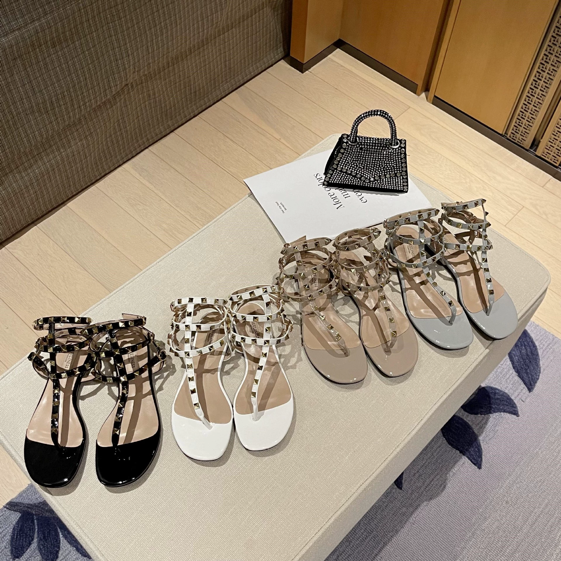 Заклепки плоское дно на плоском каблуке 2024 Летние красные тапочки женские летние туфли с толстыми каблуками феи