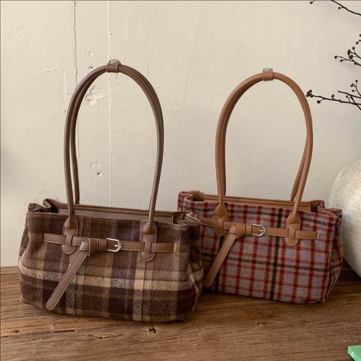 Transfronterizo retro lana a cuadros bolsos portátiles bajo la axila mujeres 2025 invierno nuevo estilo de moda extranjero mochila de viaje