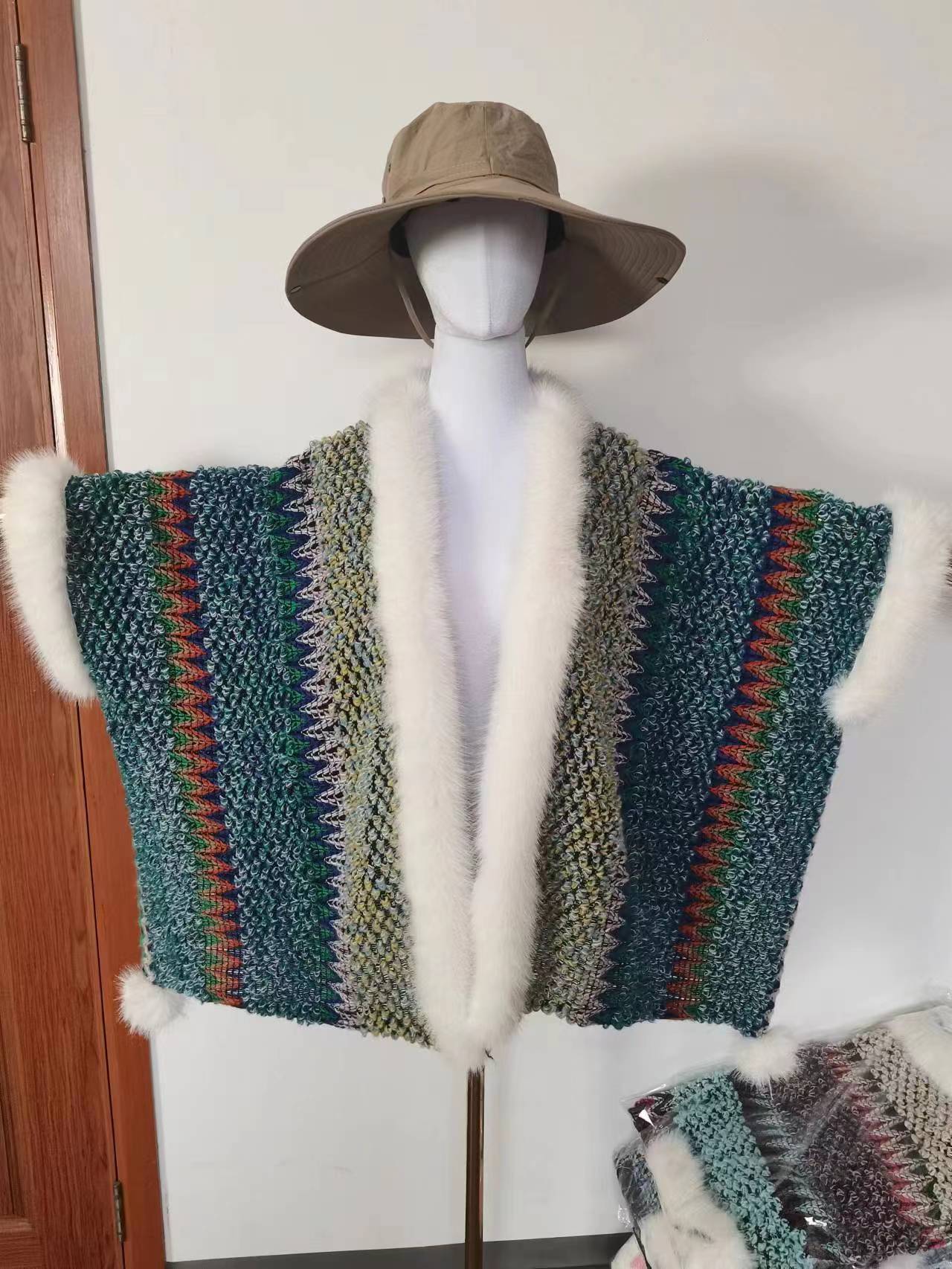 Scialle in stile etnico con collo in pelliccia, scialle a palla appeso, mantello termico_voghion.com