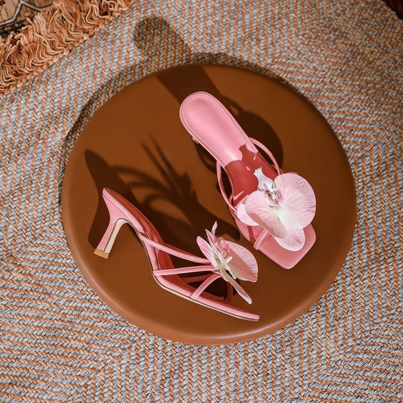 Sandalias de tacón alto con diseño floral, estilo europeo y americano, novedad 2025, para mujer, ideales para la playa y actividades al aire libre en verano.