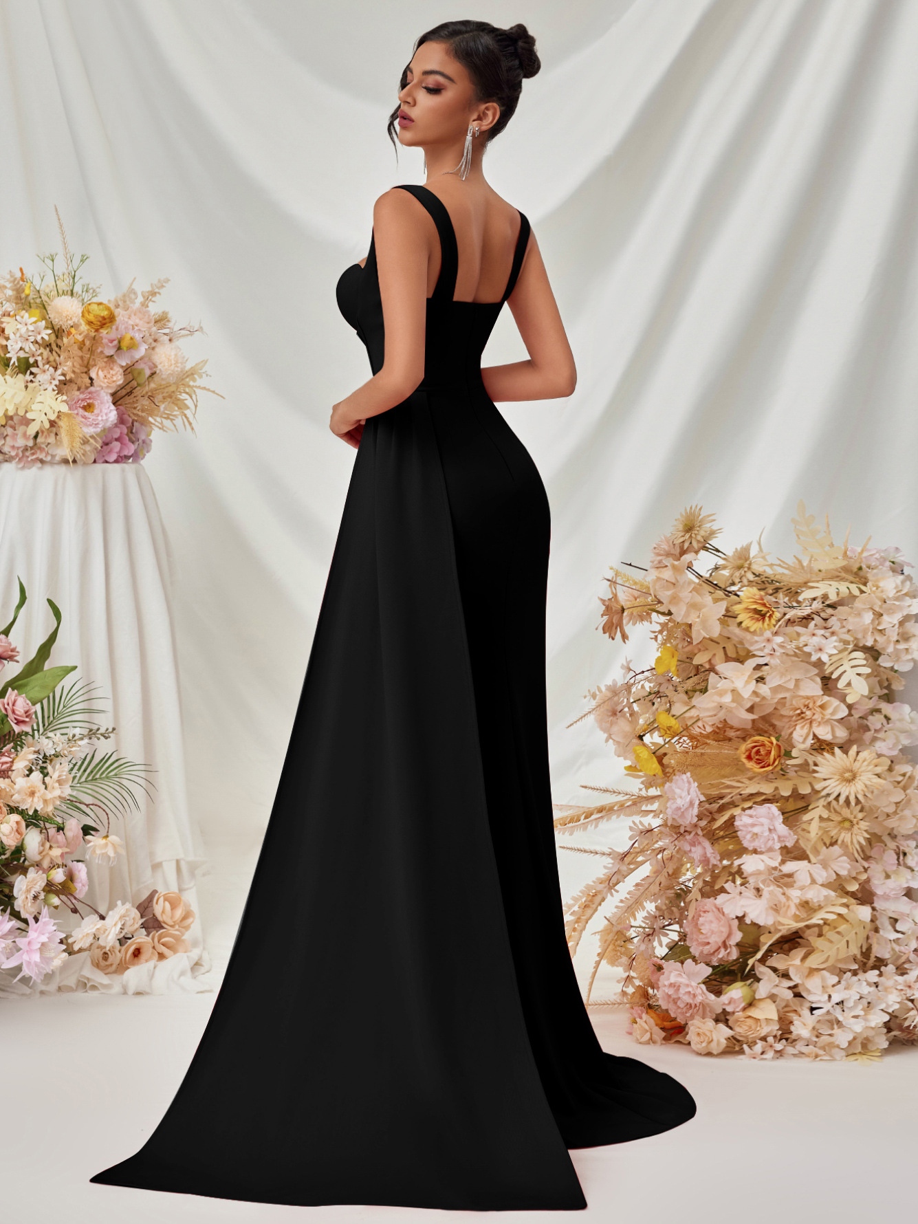 Nuevo vestido de noche sexy dividido de estilo europeo y americano, vestido largo con tirantes delgados de cadera de temperamento femenino de alta gama en stock