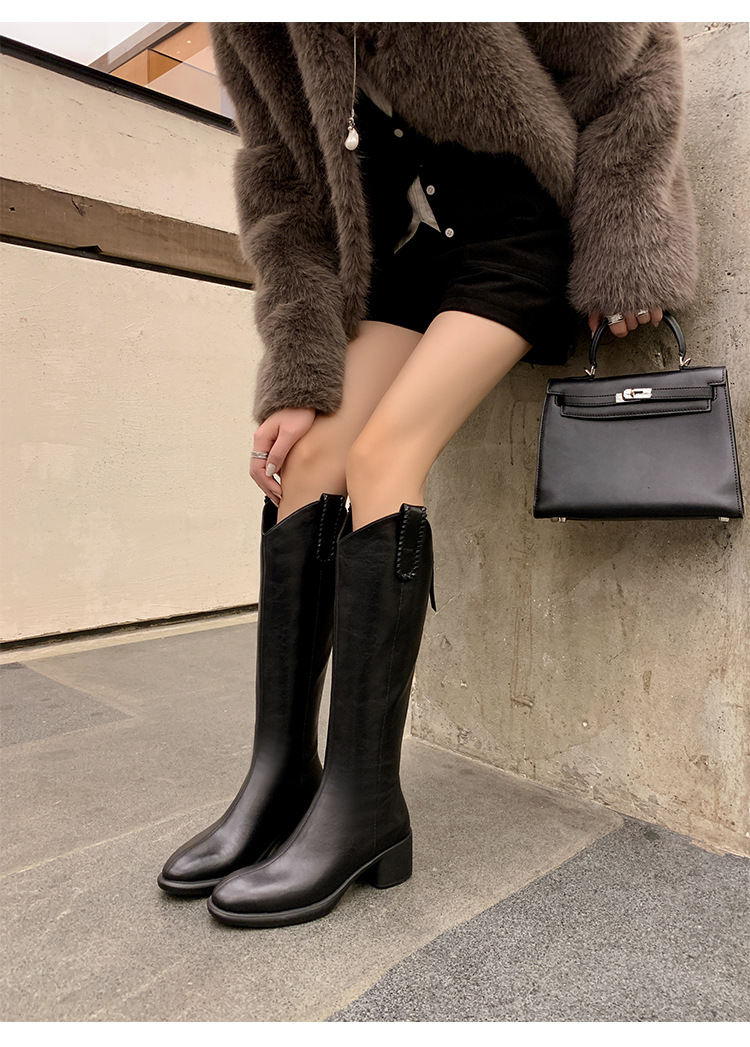 Boot nữ cổ cao ôm bắp chân dáng V thon gọn, đế dày, gót vuông nhỏ — nhung đen chi tiết 18