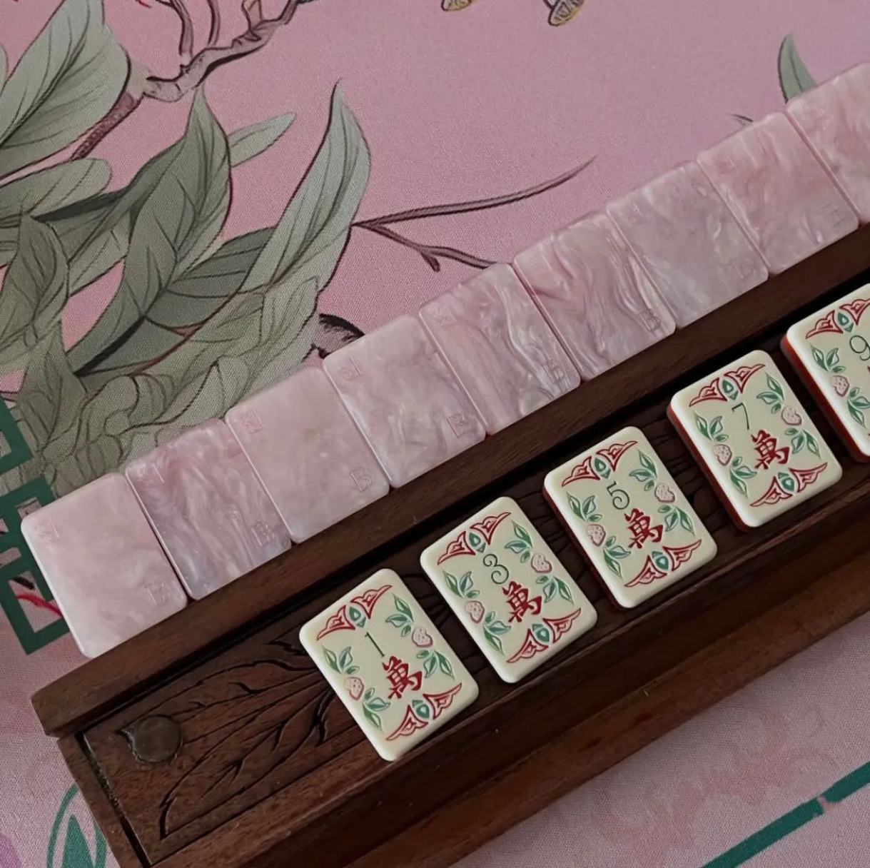 In stock, exclusively for cross-border sales: a luxurious and portable entertainment set featuring a pink shell mahjong pattern