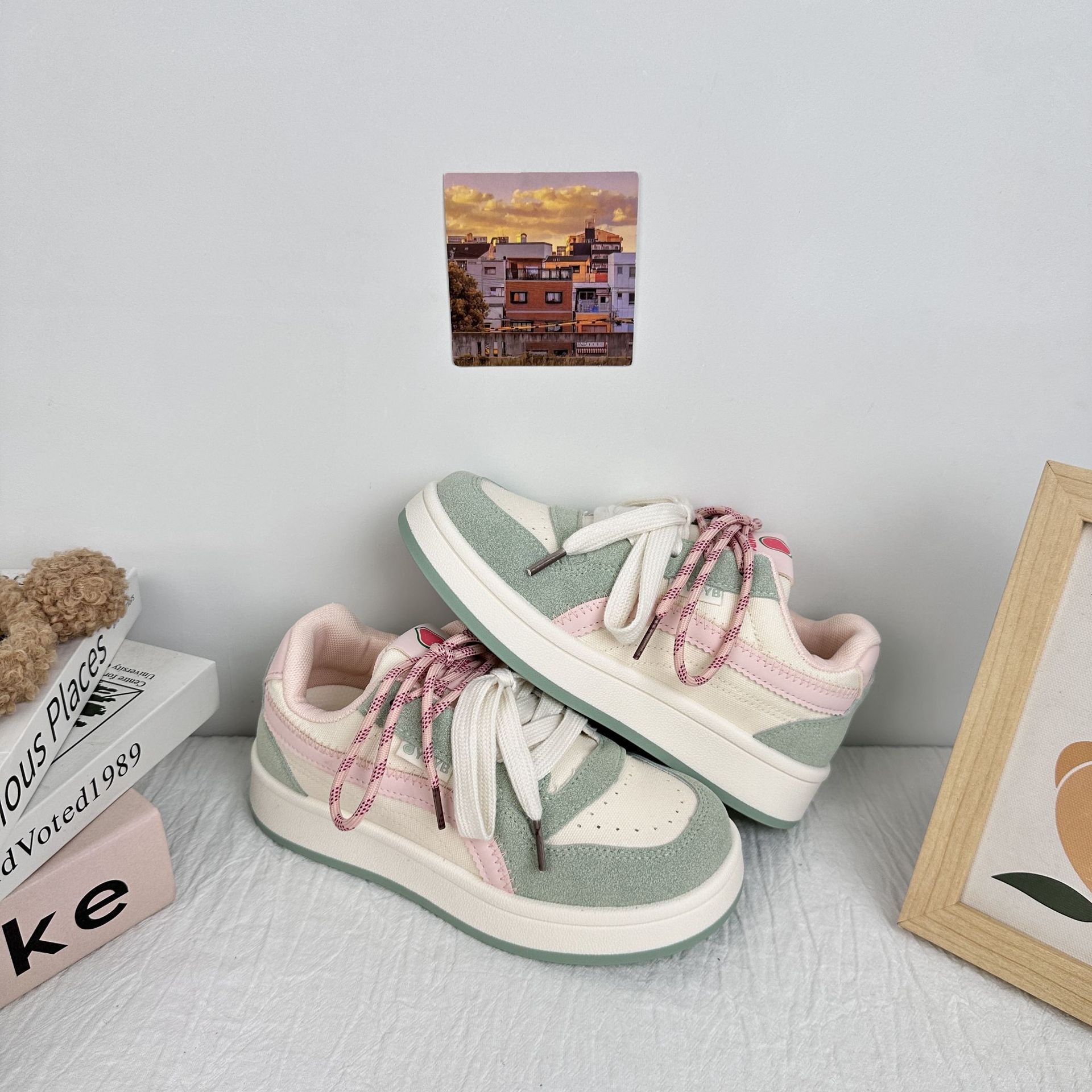 Zapatos de suela gruesa de larga onda para mujeres 2025, nuevos zapatos de moda, zapatos de pan de nicho, zapatos blancos de verano, zapatos de skate casuales