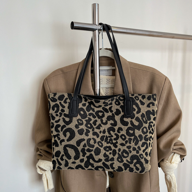 Este año popular bolsa de invierno de gran capacidad para mujeres 2024 nuevo nicho de leopardo bolso de hombro portátil