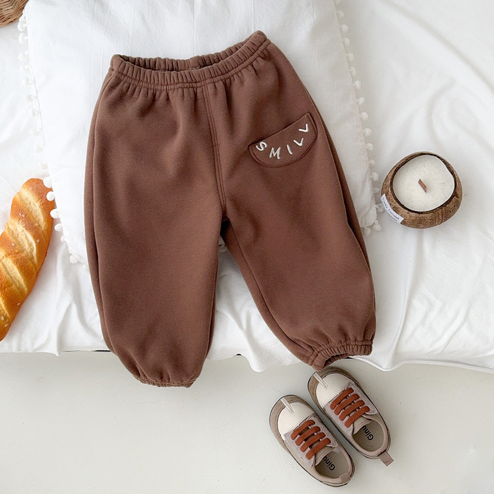 Versión coreana de ropa de otoño e invierno para bebés, chaleco de pana grueso y cálido más pantalones de terciopelo, camisa de fondo a rayas, traje de tres piezas