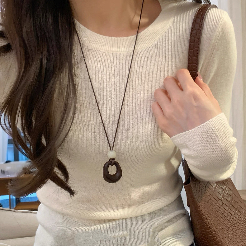 Vintage Old Money Style Deep Coffee Irregular Circle Long Necklace for Women, Ethnic Style, Elegant and High-End Braided Rope Sweater Chain
