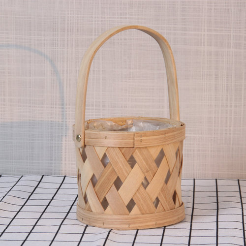 Portable flower basket, straw woven flower basket, straw woven rattan hand-held flower basket, pastoral style creative wicker flower basket