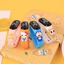 直播热销小学生动漫手环LED贴公仔电子表男孩女孩防水触控表