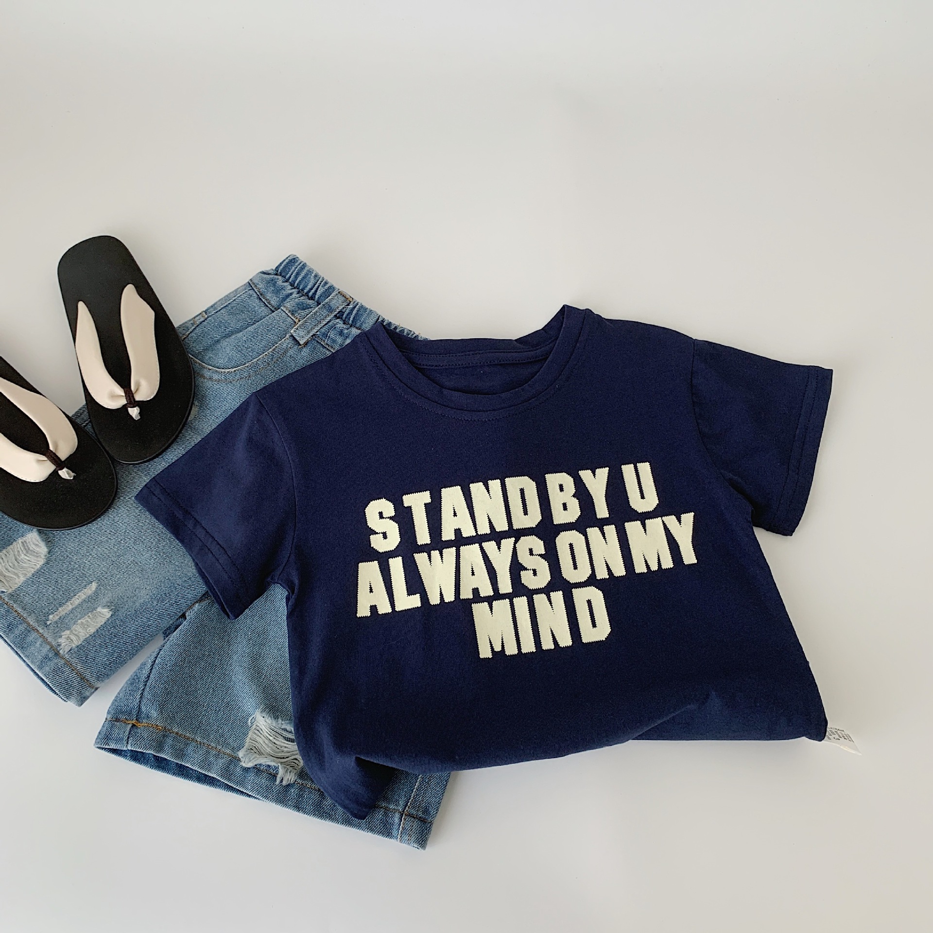 Camiseta de manga corta de verano para niños Maibao 2025 nuevo suéter de letras de dibujos animados para niños y niñas Huzhou Zhili ropa para niños a