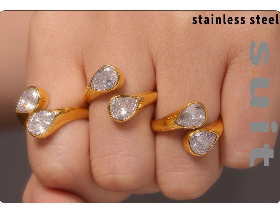 Anello aperto in acciaio al titanio con doppia goccia d'acqua e zircone quadrato 3A, colore PVD conservato, da donna_voghion.com