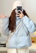 奶蓝色羽绒服女短款2025年新款韩版小个子设计感白鸭绒面包服外套