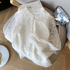 実際にフランスの真珠の襟の透かし彫りのレースのシャツの底のシャツの春のラッパの袖の刺繍のフックの花のシャツ