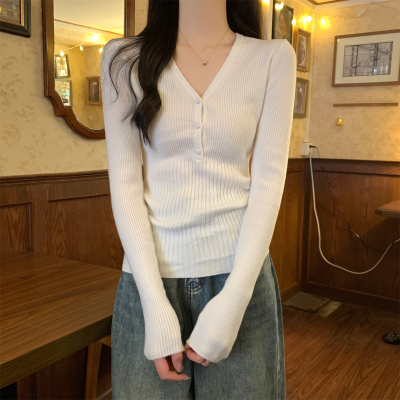 甜辣妹半开V领纽扣修身显瘦长袖针织打底衫女韩版气质露锁骨上衣|undefined