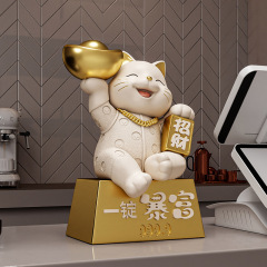 元メーカーの招き猫がデスクトップの装飾品を飾って、プレゼントをもらってレジのフロントオフィスに飾っています