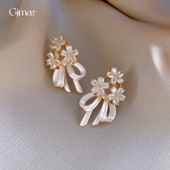 真金メッキ銀針ジルコンの花の蝶結びのイヤリングの流れは軽くて豪華な風のイヤリングの欧米の高級感の耳飾りの女性です。