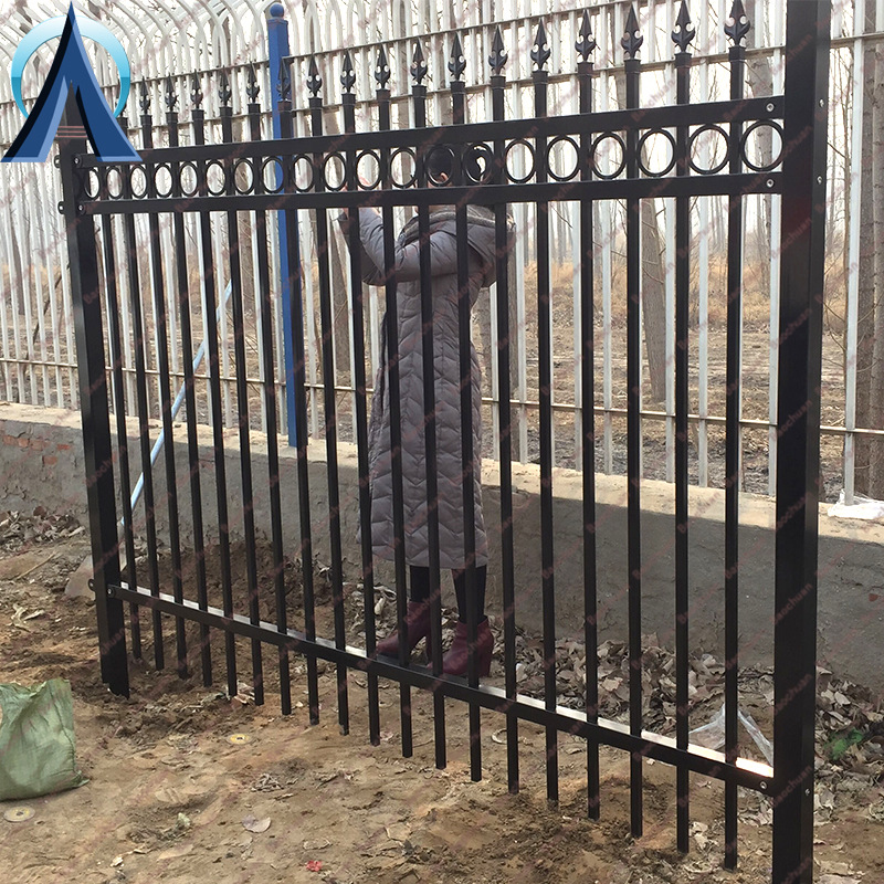 Área de fábrica cerca de patio cerca de hierro cerca de escuela comunitaria cerca de villa al aire libre cerca de zinc y acero