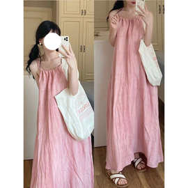 晕染樱花粉挂脖吊带裙女夏季显瘦大摆裙褶皱无袖海边度假削肩裙