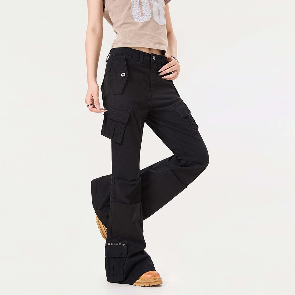 Amerikanischer High-Street-Stil: Ausgestellte Herrenhose mit vielen Taschen, lockerer Schnitt, funktionalem Design und Bundfalten._voghion.com